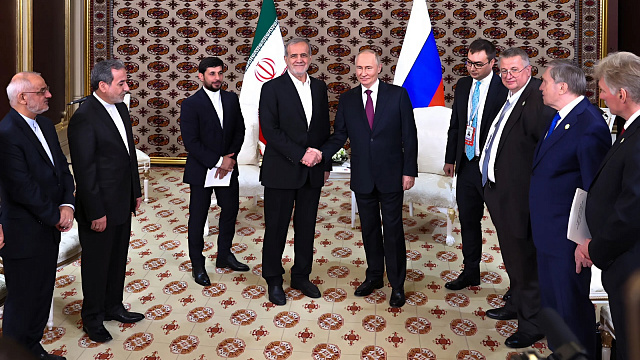 Vladimir Putin and Masoud Pezeshkian hold negotiations in Turkmenistan