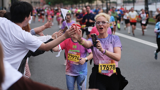 Around 25,000 people compete in White Nights Marathon in St. Petersburg